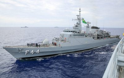 Fragata brasileira no Líbano escapa de explosão e presta auxílio, afirma MD