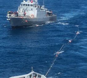 Marinha realiza transferência de óleo e água no mar durante navegação