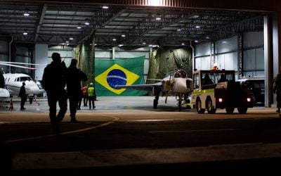 Caça Gripen passa por verificações técnicas em Navegantes