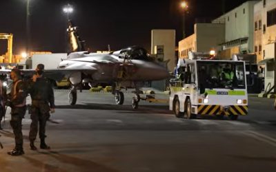 Caça Gripen, da SAAB, circula pelas ruas de Navegantes