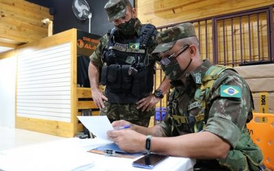 Exército fiscaliza empresa que comercializam produtos controlados no PR e SC