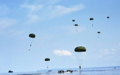 Brigada de Infantaria Paraquedista faz lançamentos no Rio Negro, em Manaus (AM)
