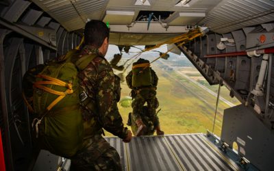 Paraquedistas realizam adestramento para exercício militar nos EUA