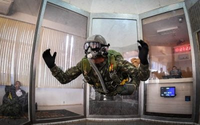 Preparação de militares para salto em queda livre utiliza túnel de vento
