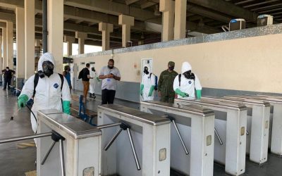 Militares descontaminam estações de trem para evitar propagação do coronavírus