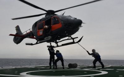 Navio Polar “Almirante Maximiano” realiza Comissão de Homologação do Envelope de vento do novo modelo de aeronave UH-17