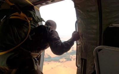 Esquadrão da Força Aérea realiza treinamento de lançamento de paraquedistas