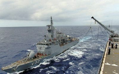 Navio Doca Multipropósito “Bahia” realiza transferência de óleo no mar com Corveta “Júlio de Noronha” pela primeira vez