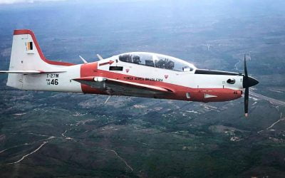 Aeronave T-27 Tucano modernizada realiza primeiro voo em Minas Gerais