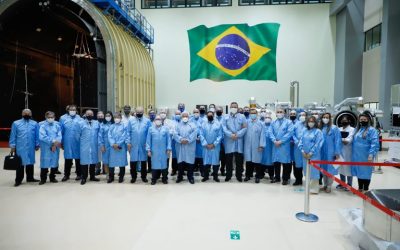 Hamilton Mourão e Ministro Marcos Pontes conhecem satélite 100% nacional que ajudará no monitoramento dos desmatamentos na Amazônia