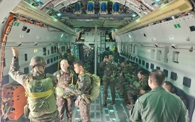 KC-390 Millennium realiza primeiro lançamento de paraquedista