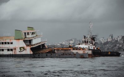 Capitania dos Portos da Bahia coordena afundamento deliberado de embarcações na Baía de Todos-os-Santos