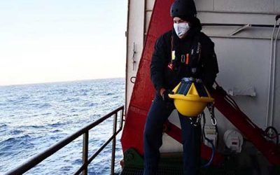 Navio Polar “Almirante Maximiano” lança boias de monitoramento meteoceanográfico no Estreito de Drake