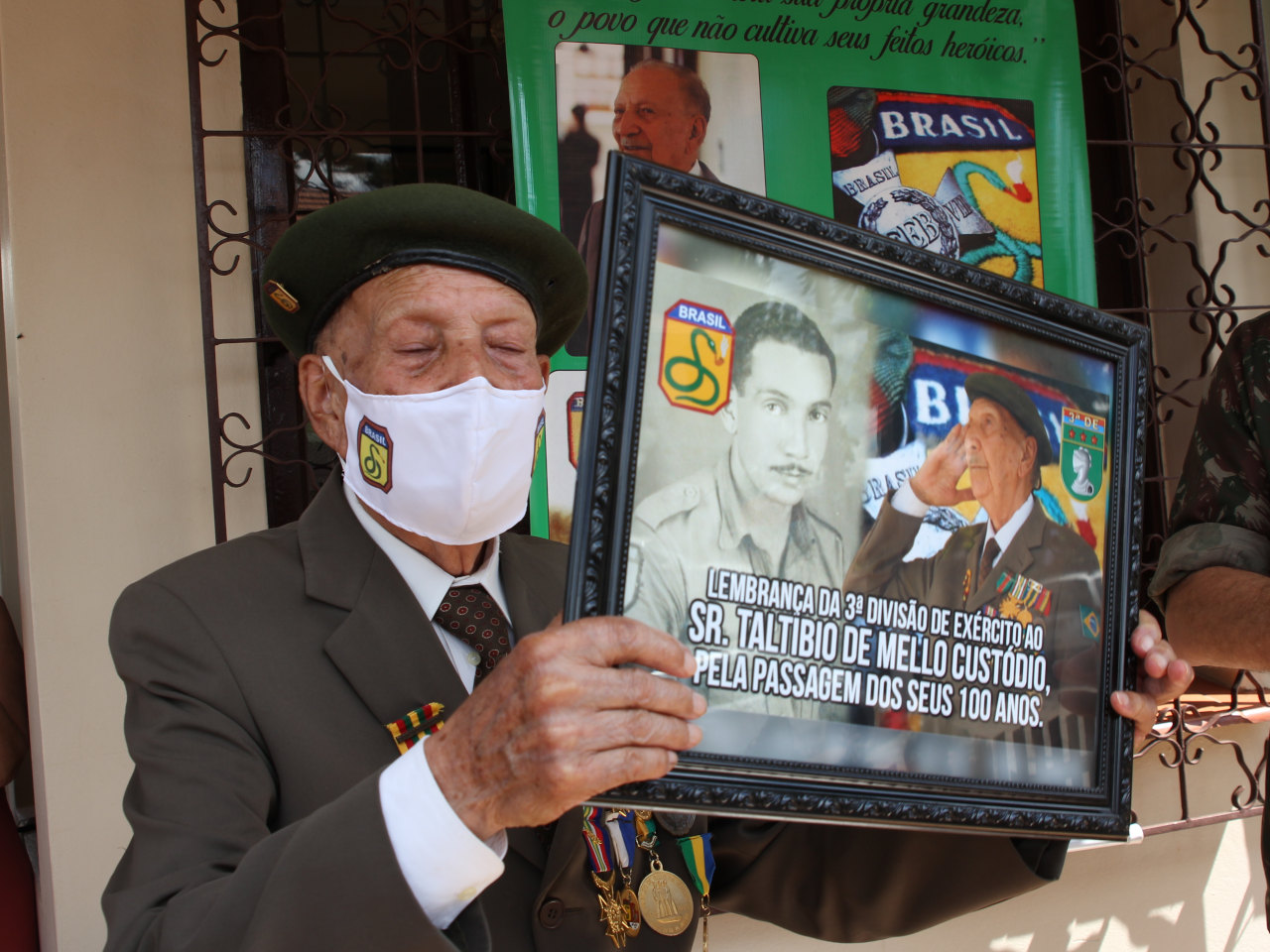 Veterano da FEB completa 100 anos e recebe homenagem do Exército