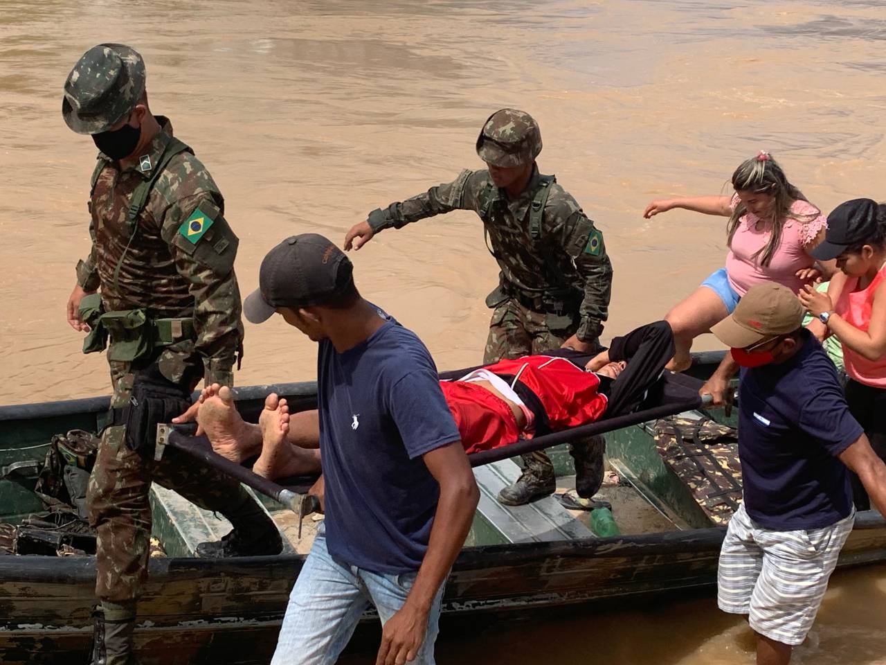 Militares do Exército resgatam jovem desaparecido no Acre