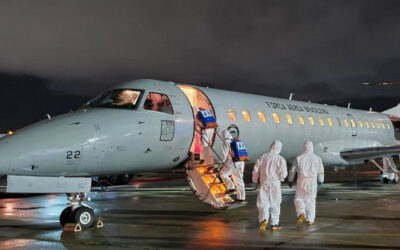 Militares realizam desinfecção de aeronave que transportou pacientes com Covid-19 para Natal (RN)