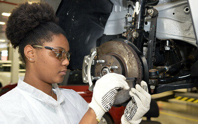 Emprego cresce na indústria pelo sétimo mês seguido, mostra pesquisa da CNI