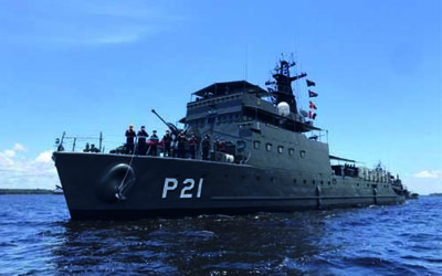 Navios da Marinha levam usinas de oxigênio para interior do Amazonas