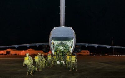 KC-390 realiza lançamento de paraquedistas em treinamento com C-17 e C-130 da USAF