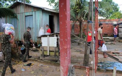 Exército transporta e distribui mantimentos para vítimas de enchente no AC