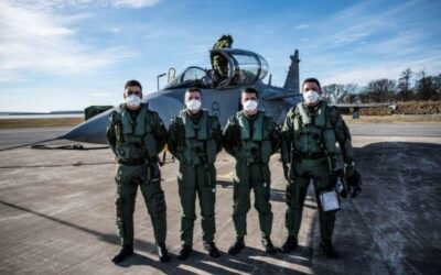 Pilotos de Caça realizam o primeiro voo de instrução na aeronave JAS-39D Gripen