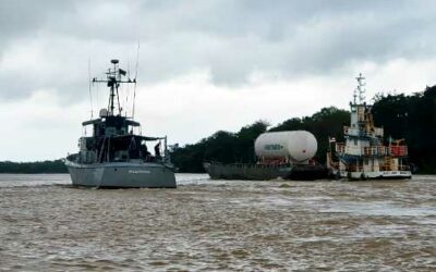 Navio-Patrulha “Pampeiro” escolta balsa com tanque de oxigênio após abastecimento de Santarém (PA)