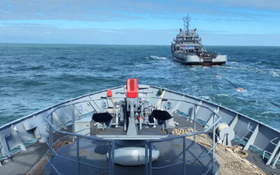 Navios realizam exercício de Transferência de Óleo no Mar