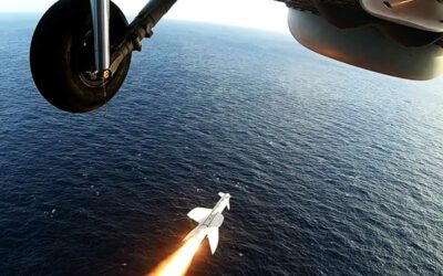 1° Esquadrão de Helicópteros Antissubmarino lança míssil contra a ex-Corveta “Jaceguai”