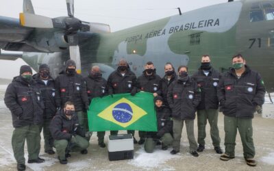 FAB lança suprimentos e vacinas contra a COVID-19 na Antártica