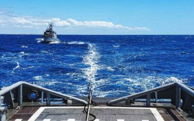 Embarcações da Marinha realizam exercício de Transferência de Óleo no Mar