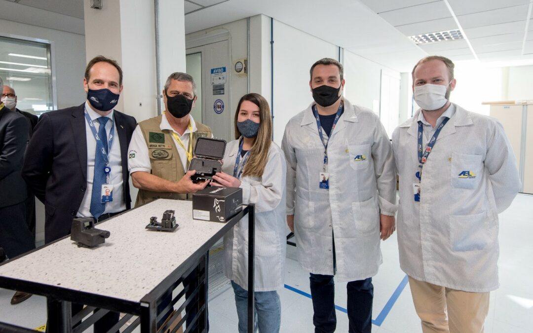O Ministro da Defesa, Braga Netto, recebeu uma unidade da mira GUARÁ durante visita à fábrica da AEL - Foto: Divulgação