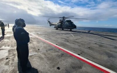 Helicópteros da FAB e do EB pousam em navio em movimento durante a Operação Poseidon