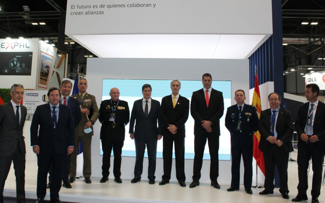 Avibras e SMS assinam acordo para desenvolvimento de foguetes guiados e sistemas de mísseis durante a FEINDEF, em Madri