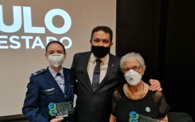 Capitão Engenheira da FAB recebe prêmio de reconhecimento científico