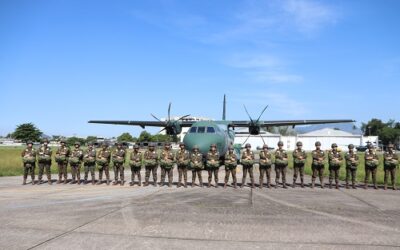 Lançamento de paraquedistas marca data especial