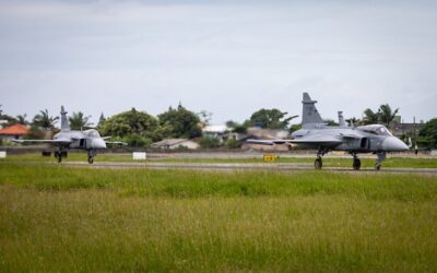 Primeiras aeronaves de produção em série Gripen realizam voo no Brasil
