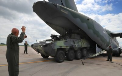 KC-390 faz demonstração para autoridades na República Tcheca