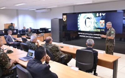 Chefe do Estado-Maior do Exército visita Comando de Defesa Cibernética