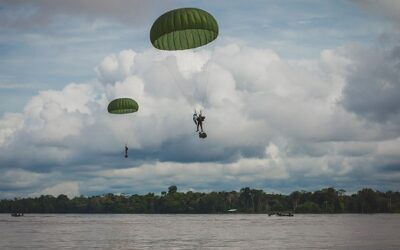 Paraquedistas realizam salto em massa d’água na Amazônia
