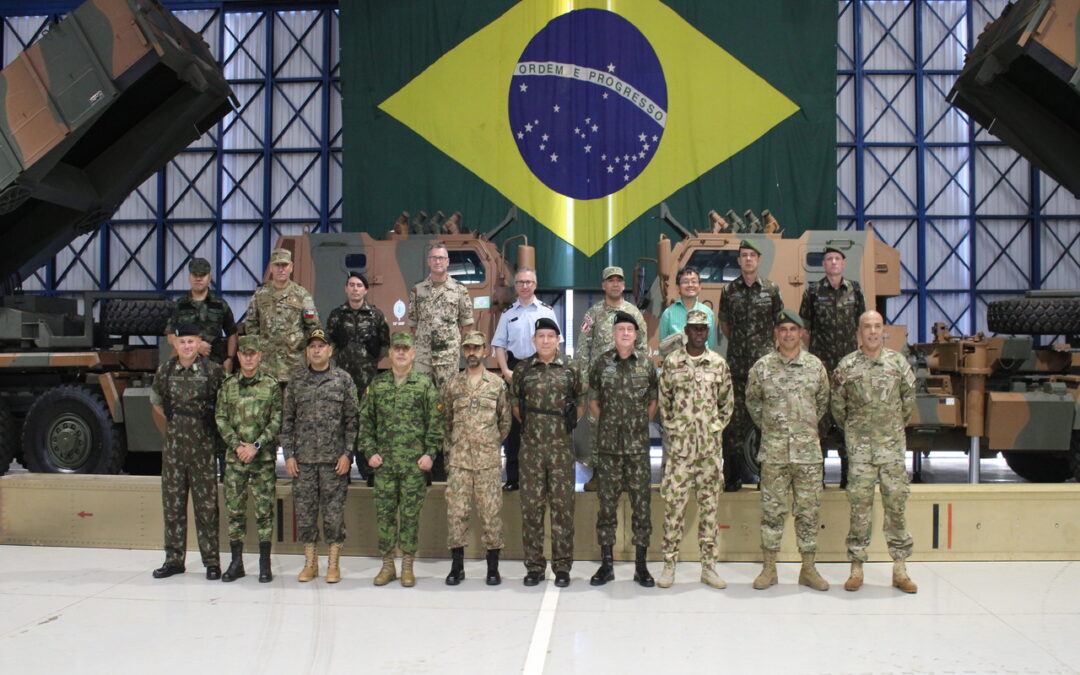 COMANDO DE ARTILHARIA RECEBE ADIDOS DE DEFESA DE NAÇÕES AMIGAS