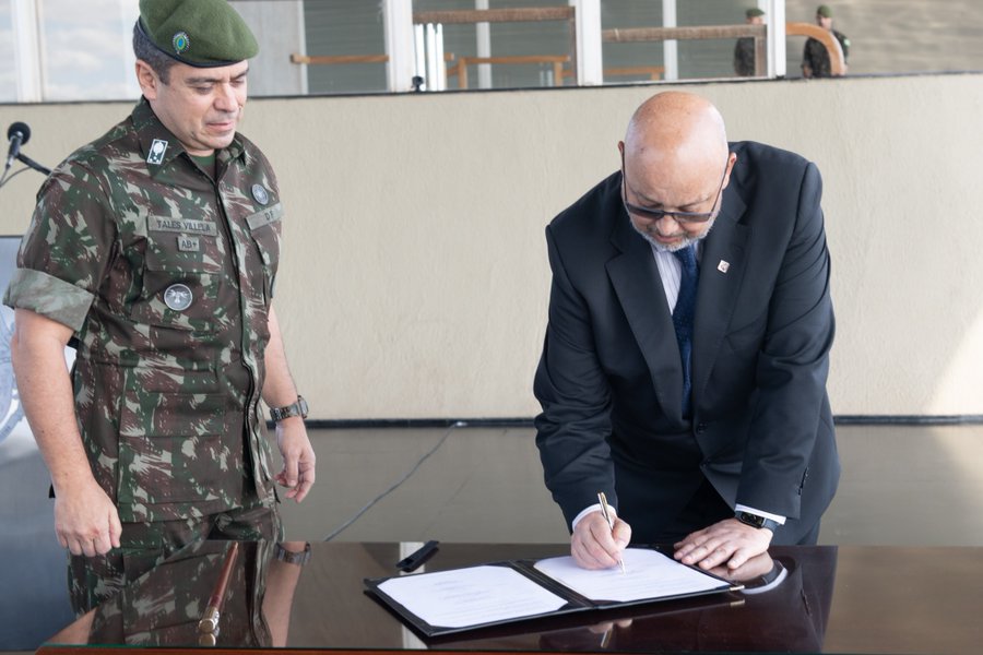 exercito assina contrato com akaer para Cascavel