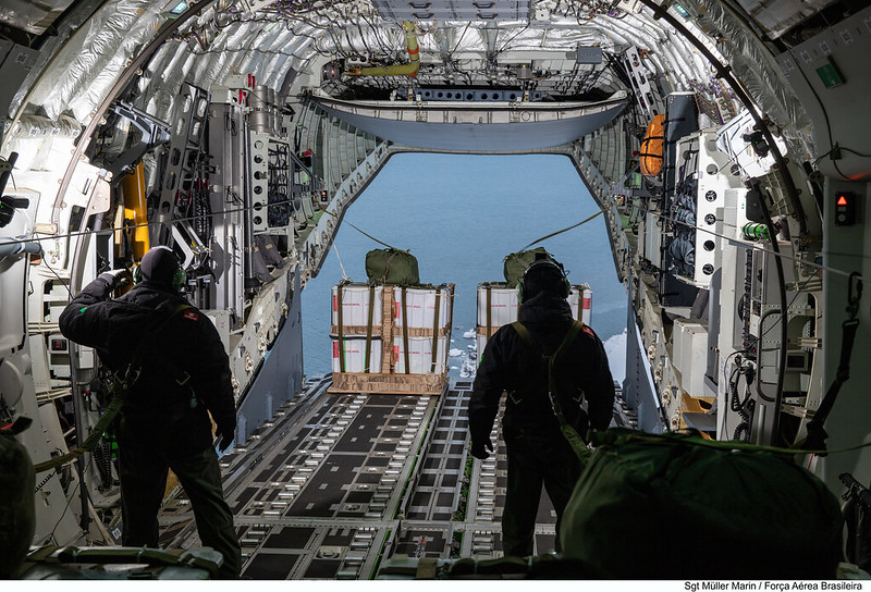 FAB divulga imagens do primeiro lançamento de cargas do KC-390 na Antártida