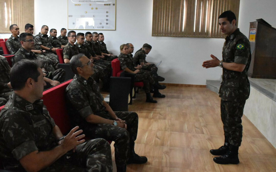 Chefe do COEx visita batalhão de suprimento para apresentar dados