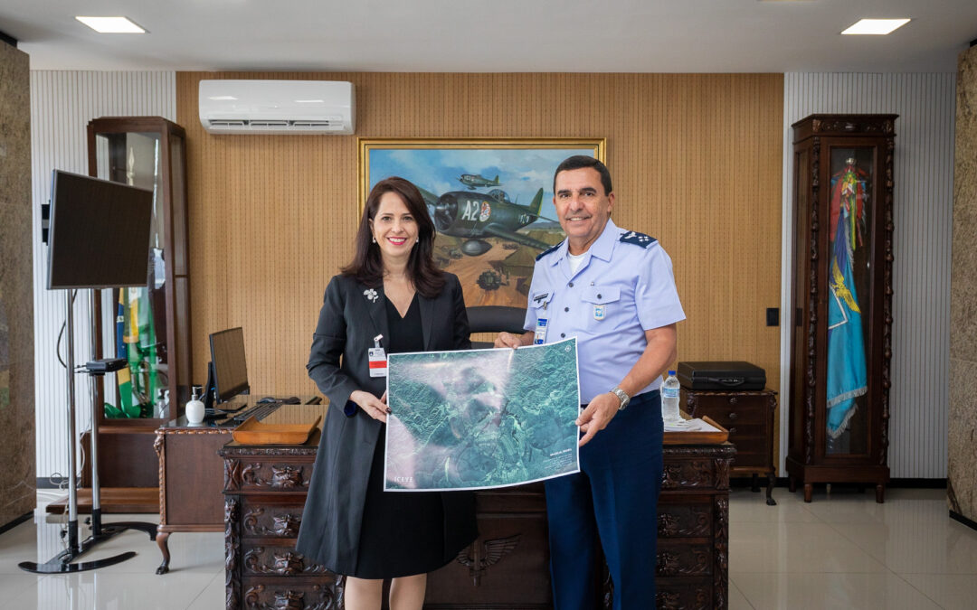 FAB recebe vice-presidente de fabricante finlandesa de satélites