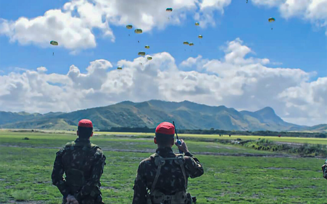 Operação Relâmpago - militares treinam infiltração em território inimigo