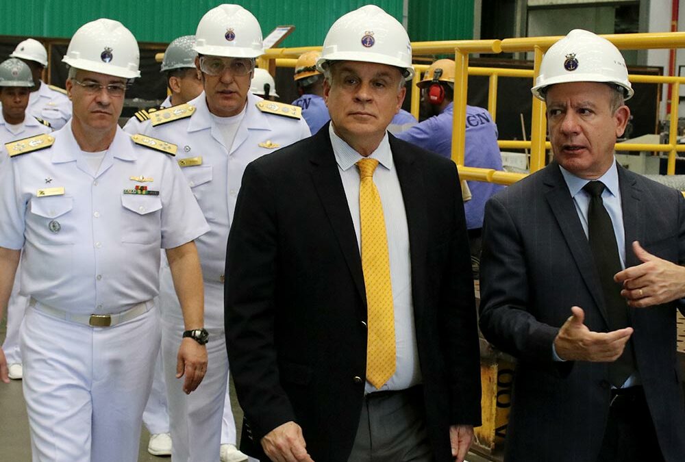Setor do Material da Marinha recebe subsecretário de Defesa do Uruguai