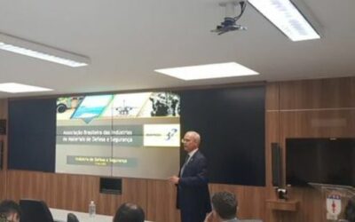 ABIMDE ministra palestra a alunos da ECEME