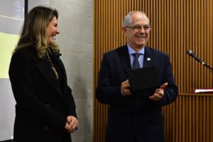 General Matiolli, Presidente Executivo da ABIMDE, com a CEO da Mac Jee, Alessandra Stefani, na plenária da ABIMDE