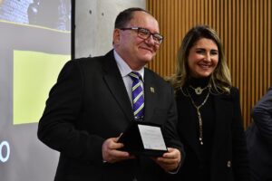 General Duizit Brito (Seprod) com a CEO da Mac Jee, Alessandra Stefani, na plenária da ABIMDE