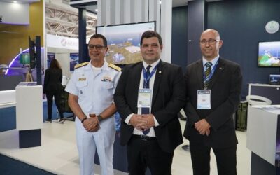 Comandante da Marinha visita estande da IACIT